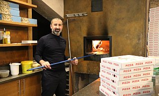 Ibrahim Hamad steht am Steinofen in seinem Lokal "La Taverna". Aktuell läuft ausschließlich das Außer-Haus-Geschäft. - Alexandra Schaller