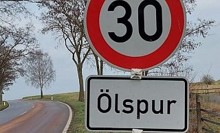 Die Ölspur führte bis nach Sabbenhausen. - Feuerwehr Lügde