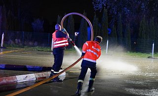 Mühsam mussten die Einsatzkräfte den festgepappten Schlamm von der Fahrbahn entfernen. - FREITAG-TV Mühsam mussten die Einsatzkräfte den festgepappten Schlamm von der Fahrbahn entfernen. - FREITAG-TV