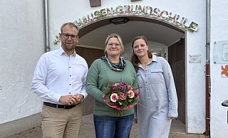 B&uuml;rgermeister Borris Ortmeier gratuliert Bianca Starke (Mitte), die gemeinsam mit Christina Topolski nun die Schulleitung komplettiert. - Stadt Barntrup