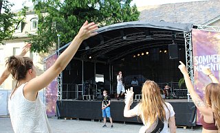 Gute Stimmung: „Luke Nuk’em" animiert das Publikum zum Mitfeiern und performt seine Songs bei Sommerwetter im Schlosspark. - Joline Heller