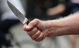 Der Unbekannte bedrohte den jungen Tankstellenangestellten mit einem Messer. - dpa Der Unbekannte bedrohte den jungen Tankstellenangestellten mit einem Messer. - dpa