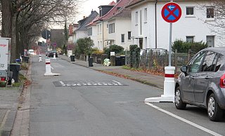 Mit mobilen Elementen versucht die Stadt die Hermannstraße zu verkehrsberuhigen. Eine Anwohnerin beantragt unter anderem die Entfernung der Poller und der sogenannten Berliner Kissen. - Cordula Gröne Mit mobilen Elementen versucht die Stadt die Hermannstraße zu verkehrsberuhigen. Eine Anwohnerin beantragt unter anderem die Entfernung der Poller und der sogenannten Berliner Kissen. - Cordula Gröne