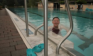 Hat das Schwimmbecken noch für sich: Die Barntruperin Ilse Kropp ist eine der ersten Besucherinnen des am Sonntag eröffneten Freibads.  Am 26. Mai startet die Badesaison auch in Alverdissen. - Sylvia Frevert