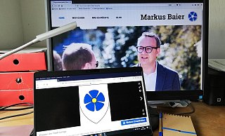 Bürgermeisterkandidat Markus Baier verwendet auf seiner Homepage (hinten) ein Logo, dass der Blume des Lemgoer Stadtwappens ähnelt. - Carolin Brokmann-Förster Bürgermeisterkandidat Markus Baier verwendet auf seiner Homepage (hinten) ein Logo, dass der Blume des Lemgoer Stadtwappens ähnelt. - Carolin Brokmann-Förster