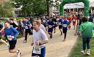 Knapp über 1900 Läuferinnen und Läufer sowie Walker sind beim 12. AOK-Firmenlauf dabei. - Sven Kienscherf