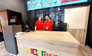 Betreiber Rohat Gündüz und seine Freundin Dilara stehen hinter dem Tresen der neuen "Burgerme"-Filiale - direkt neben dem Postgebäude. Mit dem Fastfood-Restaurant hat sich der 27-Jährige einen Traum erfüllt, sagt er. Vorher arbeitete Gündüz im Sicherheitsdienst. - Janet König Betreiber Rohat Gündüz und seine Freundin Dilara stehen hinter dem Tresen der neuen "Burgerme"-Filiale - direkt neben dem Postgebäude. Mit dem Fastfood-Restaurant hat sich der 27-Jährige einen Traum erfüllt, sagt er. Vorher arbeitete Gündüz im Sicherheitsdienst. - Janet König