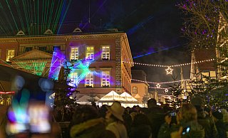 Dieses Bild von der Lasershow auf dem Detmolder Advent hat es zuletzt 2019 gegeben. Im vergangenen Jahr fiel der Weihnachtsmarkt wegen Corona aus. - Archivfoto: Torben Gocke Dieses Bild von der Lasershow auf dem Detmolder Advent hat es zuletzt 2019 gegeben. Im vergangenen Jahr fiel der Weihnachtsmarkt wegen Corona aus. - Archivfoto: Torben Gocke