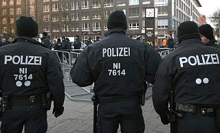 Polizeikr&auml;fte beim Einsatz in Bremen. - Foto: Carmen Jaspersen