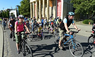 Unter dem Motto „Platz da für die nächste Generation!" haben sich am Sonntag mehr als 50 große und kleine Radfahrer im Rahmen der „Kidical Mass" mit einer Rad-Demo für kindersichere Radwege eingesetzt. - Nicole Ellerbrake Unter dem Motto „Platz da für die nächste Generation!" haben sich am Sonntag mehr als 50 große und kleine Radfahrer im Rahmen der „Kidical Mass" mit einer Rad-Demo für kindersichere Radwege eingesetzt. - Nicole Ellerbrake