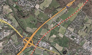 So könnte eine zweigleisige Bahnlinie parallel zur A 2 über Bad Salzufler Gebiet verlaufen. Auf Höhe der Werreauen hat das Gutachterbüro Schüßler-Plan eine 1,8 Kilometer lange Talbrücke vorgesehen. Durch den Obernberg (rechts oben) würde dann ein 2,75 Kilometer langer Tunnel mit zwei Röhren führen. Diese Trasse ist jedoch erst mal nur ein Gedankenspiel, die konkrete Planung seitens der Deutschen Bahn steht noch aus. - Geobasis NRW