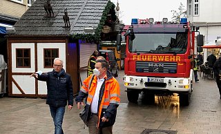 Passen große Feuerwehrfahrzeuge an den Buden des Weihnachtstraums vorbei? Werbegemeinschaftschef Michael Welslau (vorne, links) und Lars Wolfmeier (rechts) vom Fachdienst Tiefbau der Stadt gehen voran. - Thomas Reineke Passen große Feuerwehrfahrzeuge an den Buden des Weihnachtstraums vorbei? Werbegemeinschaftschef Michael Welslau (vorne, links) und Lars Wolfmeier (rechts) vom Fachdienst Tiefbau der Stadt gehen voran. - Thomas Reineke