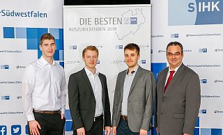 IHK-Weiterbildungsreferent André Reinisch (rechts) mit drei lippischen Auszubildenden, die in Hagen geehrt wurden: Kevin Spiech (Vogelsänger), Adrian Quiering (Dehrendorf und Wendt) und Philipp Benjamin Röring (Wortmann, von links). Auf dem Bild fehlt Tabea Bogner. - IHK Hagen (SIHK)