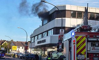 Schon bei Ankunft der Feuerwehr dringt dichter Rauch aus dem Obergeschoss. - Feuerwehr Lage Schon bei Ankunft der Feuerwehr dringt dichter Rauch aus dem Obergeschoss. - Feuerwehr Lage