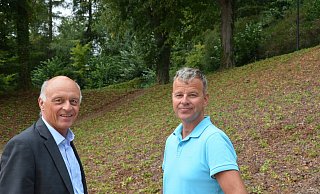 Am Steilhang: Bürgermeister Klaus Geise (links) und Landschaftsbauer Thomas Grytz überprüfen die Pflanzen. - Tanja Watermann