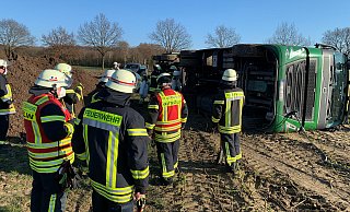 Der umgestürzte Lkw liegt auf einem Feldweg im Bad Salzufler Ortsteil Retzen. Der Fahrer wurde bei dem Unfall verletzt und musste in ein Krankenhaus. Die Feuerwehr Bad Salzuflen war mit rund 25 Einsatzkräften vor Ort.  - Daniel Hobein/Feuerwehr Bad Salzuflen