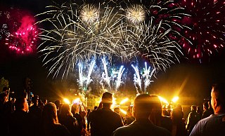 Tausende haben das Höhenfeuerwerk am Schiedersee bestaunt. - Nicole Ellerbrake