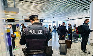Passagiere werden auf dem Frankfurter Flughafen bei ihrer Einreise nach Deutschland kontrolliert. - Foto: Andreas Arnold/dpa