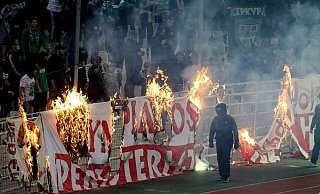 In der griechischen Superliga kam es immer wieder zu Fan-Ausschreitungen. - -/InTime Sports via AP/dpa In der griechischen Superliga kam es immer wieder zu Fan-Ausschreitungen. - -/InTime Sports via AP/dpa
