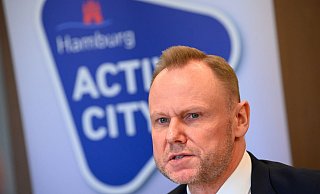 Nach den Attacken von HSV-Fans auf Anhänger des 1. FC Köln hat Hamburgs Innen- und Sportsenator Andy Grote (SPD) die Gewalt verurteilt. - Jonas Walzberg/dpa Nach den Attacken von HSV-Fans auf Anhänger des 1. FC Köln hat Hamburgs Innen- und Sportsenator Andy Grote (SPD) die Gewalt verurteilt. - Jonas Walzberg/dpa