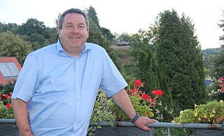 Über den Dächern von Berlebeck, die Adlerwarte ganz nah: Dr. Axel Lehmann ist ein „Junge des Dorfes", hat auf dem elterlichen Grundstück gebaut.  - Martin Hostert