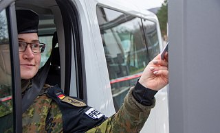 Oberstabsgefreite Katharina Flor und ihre Kameraden müssen an der neuen Nordwache künftig nur noch den Dienstausweis vor das Lesegerät halten, dann geht die Schranke auch schon hoch. - Raphael Bartling