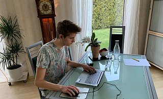 Während der Quarantäne vertreiben sich die drei ihre Zeit vor allem online. Computerspiele spielen, mit Freunden telefonieren oder für das Abitur lernen, so überbrücken Jason Veensma, Filia Herden und Carolin Pohl die Zeit in der Quarantäne. Carolin Pohl möchte in dem Artikel ohne Foto erscheinen. - Jason Veensma