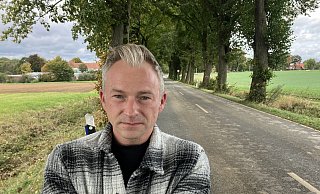 Pascal Rambow kämpft sich seit zwei Jahren zurück ins Leben. Er versteht nicht, warum auf der beschädigten und engen Bechterdisser Straße Tempo 100 gilt. - Jens Reichenbach Pascal Rambow kämpft sich seit zwei Jahren zurück ins Leben. Er versteht nicht, warum auf der beschädigten und engen Bechterdisser Straße Tempo 100 gilt. - Jens Reichenbach
