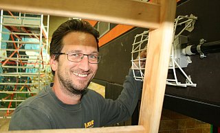 Letzte Arbeiten an der Alverdisser Mehrzweckhalle: Elektro-Installateur Peter Ilmert installiert die ebenfalls erneuerte Notbeleuchtung. - Sylvia Frevert