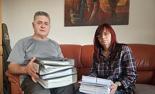 Andreas Kästner und Corinna Richter leben seit anderthalb Jahren in einer Mietwohnung in Schieder-Schwalenberg - und klagen über Schimmel. Der Streit zwischen ihnen und dem Vermieter ist inzwischen eskaliert. Eine Ende? Nicht absehbar. - Janet König Andreas Kästner und Corinna Richter leben seit anderthalb Jahren in einer Mietwohnung in Schieder-Schwalenberg - und klagen über Schimmel. Der Streit zwischen ihnen und dem Vermieter ist inzwischen eskaliert. Eine Ende? Nicht absehbar. - Janet König