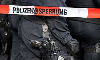 Polizisten stehen hinter einem Polizei-Flatterband. - Hannes P. Albert/dpa Polizisten stehen hinter einem Polizei-Flatterband. - Hannes P. Albert/dpa