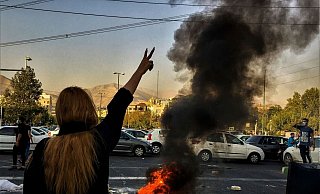 Eine Frau steht während einer Demonstration nach dem Tod der 22-jährigen Mahsa Amini Ende September in der iranischen Hauptstadt und zeigt das Victory-Zeichen. - Uncredited/AP/dpa Eine Frau steht während einer Demonstration nach dem Tod der 22-jährigen Mahsa Amini Ende September in der iranischen Hauptstadt und zeigt das Victory-Zeichen. - Uncredited/AP/dpa