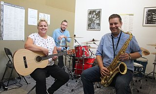 Kassierer Marco Bossemeier (rechts) und der musikalische Leiter Nils Schmidtpeter freuen sich, dass Anke Siefert den Vorsitz des Trägervereins der Musikschule der Großgemeinde Lügde übernommen hat. - Michaela Weiße Kassierer Marco Bossemeier (rechts) und der musikalische Leiter Nils Schmidtpeter freuen sich, dass Anke Siefert den Vorsitz des Trägervereins der Musikschule der Großgemeinde Lügde übernommen hat. - Michaela Weiße