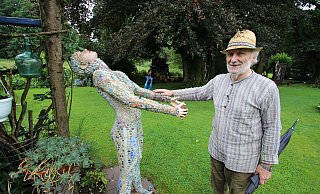 Helmut Schmidt alias H-Punkt-Schmidt bereitet seine voraussichtlich letzte Parkgartenausstellung in Humfeld vor. Dort sind auch die von ihm umgestalteten Schaufensterpuppen zu sehen, die vielleicht zu seinen bekanntesten Werken gehören. - Jens Rademacher Helmut Schmidt alias H-Punkt-Schmidt bereitet seine voraussichtlich letzte Parkgartenausstellung in Humfeld vor. Dort sind auch die von ihm umgestalteten Schaufensterpuppen zu sehen, die vielleicht zu seinen bekanntesten Werken gehören. - Jens Rademacher