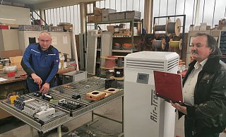 Sie haben ein Patent auf ihre Filtertechnologie angemeldet und wollen mit den Luftreinigern in Serie gehen. Das Projekt haben Unternehmer Volker Schrage (rechts) und sein
Produktionsleiter Sergej Eckstein aus der Not heraus initiiert. - Sylvia Frevert Sie haben ein Patent auf ihre Filtertechnologie angemeldet und wollen mit den Luftreinigern in Serie gehen. Das Projekt haben Unternehmer Volker Schrage (rechts) und sein
Produktionsleiter Sergej Eckstein aus der Not heraus initiiert. - Sylvia Frevert