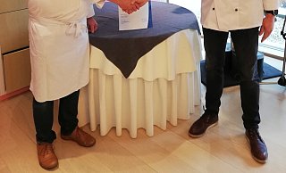 Küchenmeister Jürgen Rabe NRW- Vorstandsmitglied im Verband der Köche Deutschland - gratuliert als erster dem neuen Meister-Kollegen Küchenmeister Arnaud Brun. - FFB Detmold Küchenmeister Jürgen Rabe NRW- Vorstandsmitglied im Verband der Köche Deutschland - gratuliert als erster dem neuen Meister-Kollegen Küchenmeister Arnaud Brun. - FFB Detmold