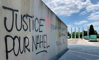 «Gerechtigkeit für Nahel»: Seit dem Tod des 17-Jährigen durch eine Polizeikugel wurde Frankreich von schweren Krawallen erschüttert. - Cara Anna/AP/dpa «Gerechtigkeit für Nahel»: Seit dem Tod des 17-Jährigen durch eine Polizeikugel wurde Frankreich von schweren Krawallen erschüttert. - Cara Anna/AP/dpa