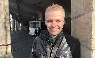 Henri Manuel Bögeholz steht am ZOB in Bad Salzuflen. Er will den Nahverkehr ausbauen. - Sven Kienscherf