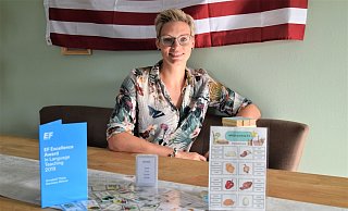 Ihr Unterrichtsmaterial besteht aus mehr als einem Lehrbuch: Für jede Stufe hat Annabell Thiele passende Lernspiele parat. Nun wurde sie mit dem EF Excellence Award in Language Teaching ausgezeichnet. - Greta Wiedemeier Ihr Unterrichtsmaterial besteht aus mehr als einem Lehrbuch: Für jede Stufe hat Annabell Thiele passende Lernspiele parat. Nun wurde sie mit dem EF Excellence Award in Language Teaching ausgezeichnet. - Greta Wiedemeier