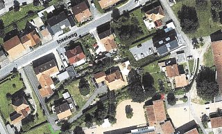 Die Verwaltung schlägt eine Hecke (grün gestrichelte Linie) als Abgrenzung des Schulgeländes vor. An den Stellen mit dem roten Kreuz sollen Tore angebracht werden. - Gemeinde Augustdorf Die Verwaltung schlägt eine Hecke (grün gestrichelte Linie) als Abgrenzung des Schulgeländes vor. An den Stellen mit dem roten Kreuz sollen Tore angebracht werden. - Gemeinde Augustdorf