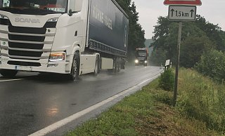 Nicht nur ein Schild "Wildwechsel" sondern auch eine Geschwindigkeitsreduzierung und ein Überholverbot möchte SPD-Politikerin Regina Reuschel an dieser Stelle an der B1 Barntrup Richtung Grießem Höhe Steinbruch sehen. Straßen NRW beschied ihren Antrag negativ. - Sylvia Frevert(LZ)