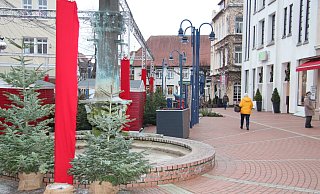 Noch ist der Marktplatz weihnachtlich geschmückt. Im kommenden Jahr soll ein Planungsbüro mit der Umgestaltung beauftragt werden. An der Meinungsbildung können sich die Bürger beteiligen. - Cordula Gröne(LZ)