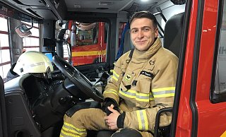 Jan Tschech sitzt in einem Einsatzfahrzeug in der Feuerwache in Schötmar. Für das Foto hat er die Maske kurz abgenommen. - Sven Kienscherf Jan Tschech sitzt in einem Einsatzfahrzeug in der Feuerwache in Schötmar. Für das Foto hat er die Maske kurz abgenommen. - Sven Kienscherf
