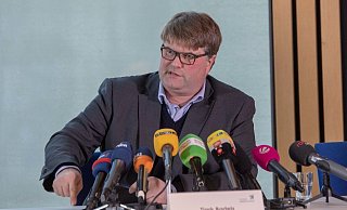 Auf seiner zweiten Pressekonferenz zum Missbrauchsskandal musste der Hamelner Landrat Fehler einräumen. - Jannik Stodiek