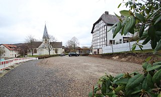 Am Ort der fr&uuml;heren Pfarrscheune an der Hohenhauser Stra&szlig;e entsteht das Gemeindehaus 2. Im Hintergrund ist die Pauluskirche zu sehen, rechts das Pfarrhaus, links die alte Schule, die inzwischen die Firma Betriko beheimatet. - Jens Rademacher