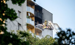 Feuerwehrleute bekämpfen den Brand in einem Hochhaus in Bohumin im Osten Tschechiens. - Foto: Vladimír Pryèek/CTK/dpa