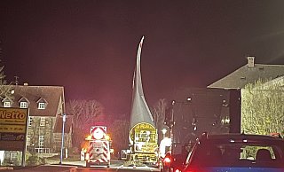 Eins der 33 Rotorblätter kriecht bei Nacht durch Schieder. Die Flügel, die von Wöbbel nach Lügde transportiert werden, messen rund 80 Meter. Sie sind sehr windanfällig. - Silke Buhrmester
