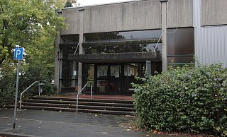 Die Großraumturnhalle an der Sekundarschule in Bösingfeld muss dringend saniert werden. Die Gemeinde beantragt nun eine Förderung. Und auch für die Sanierung der Turnhalle in Silixen soll es eine Finanzspritze geben, so der Wunsch. - Carolin Brokmann Die Großraumturnhalle an der Sekundarschule in Bösingfeld muss dringend saniert werden. Die Gemeinde beantragt nun eine Förderung. Und auch für die Sanierung der Turnhalle in Silixen soll es eine Finanzspritze geben, so der Wunsch. - Carolin Brokmann