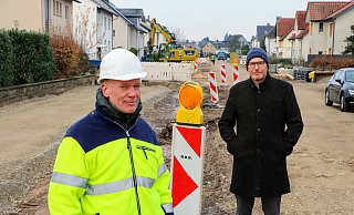 Bauleiter Dirk Dresmann (links) und Klaus Zimmermann, Fachbereichsleiter Tiefbau und Immobilienmanagement, stehen im Abschnitt zwei der Baustelle in der Heidenoldendorfer Stra&szlig;e. Hier wird zur Zeit die Stra&szlig;e f&uuml;r den neuen Belag vorbereitet. - Yvonne Glandien