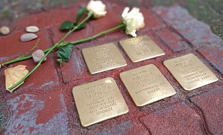 Die fünf Stolpersteine sind inzwischen gereinigt worden. Auf den Platten daneben ist noch die rote Farbe zu sehen. Foto: Yvonne Glandien - Yvonne Glandien